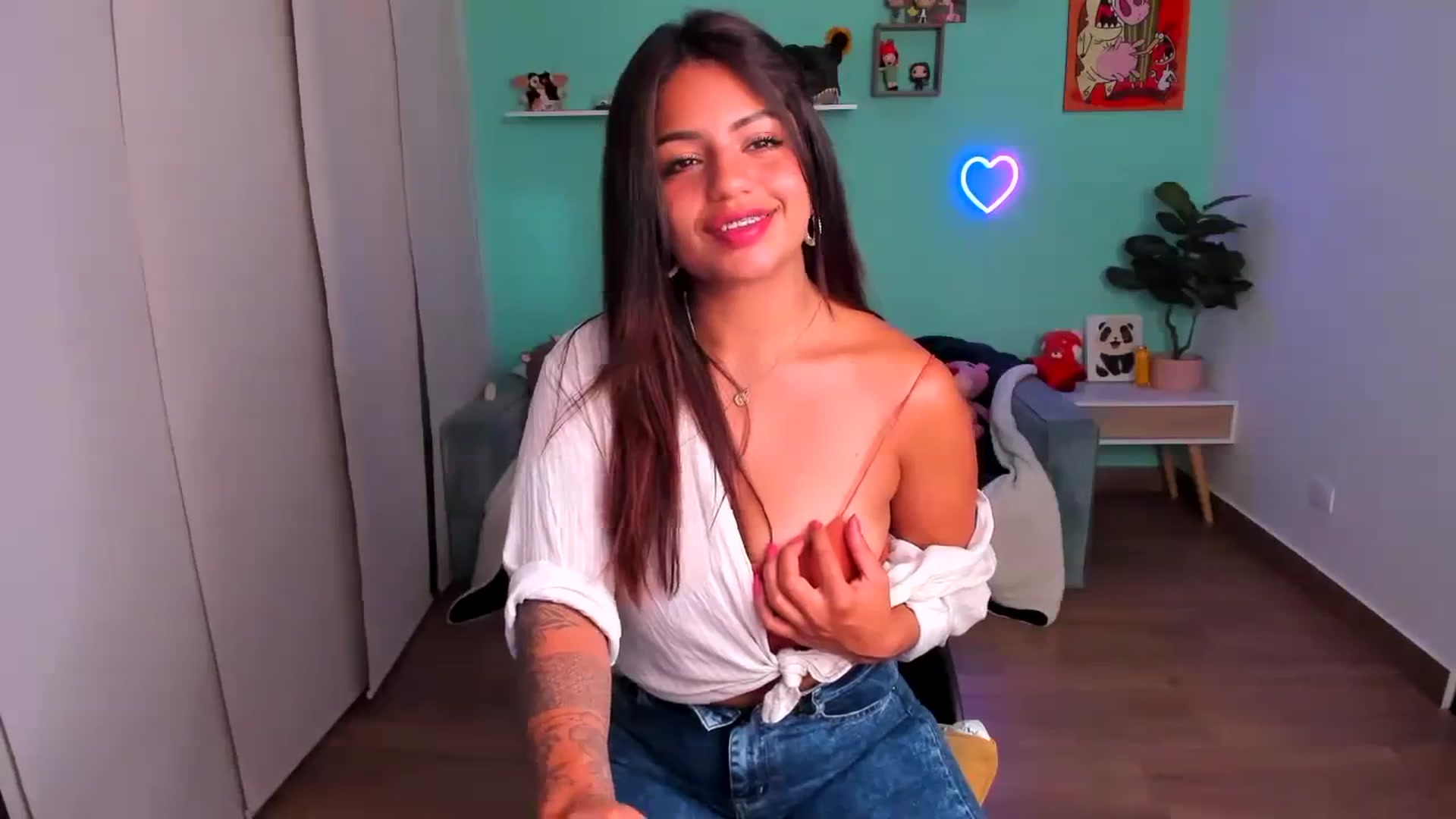 Gallery image thumbnail from SarishaLove's myfreecams stream on, 10/08/2023, 14:45 image 12 of 20
