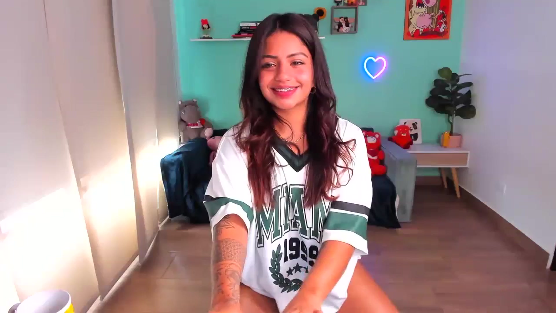 Gallery image thumbnail from SarishaLove's myfreecams stream on, 10/19/2023, 13:31 image 16 of 20