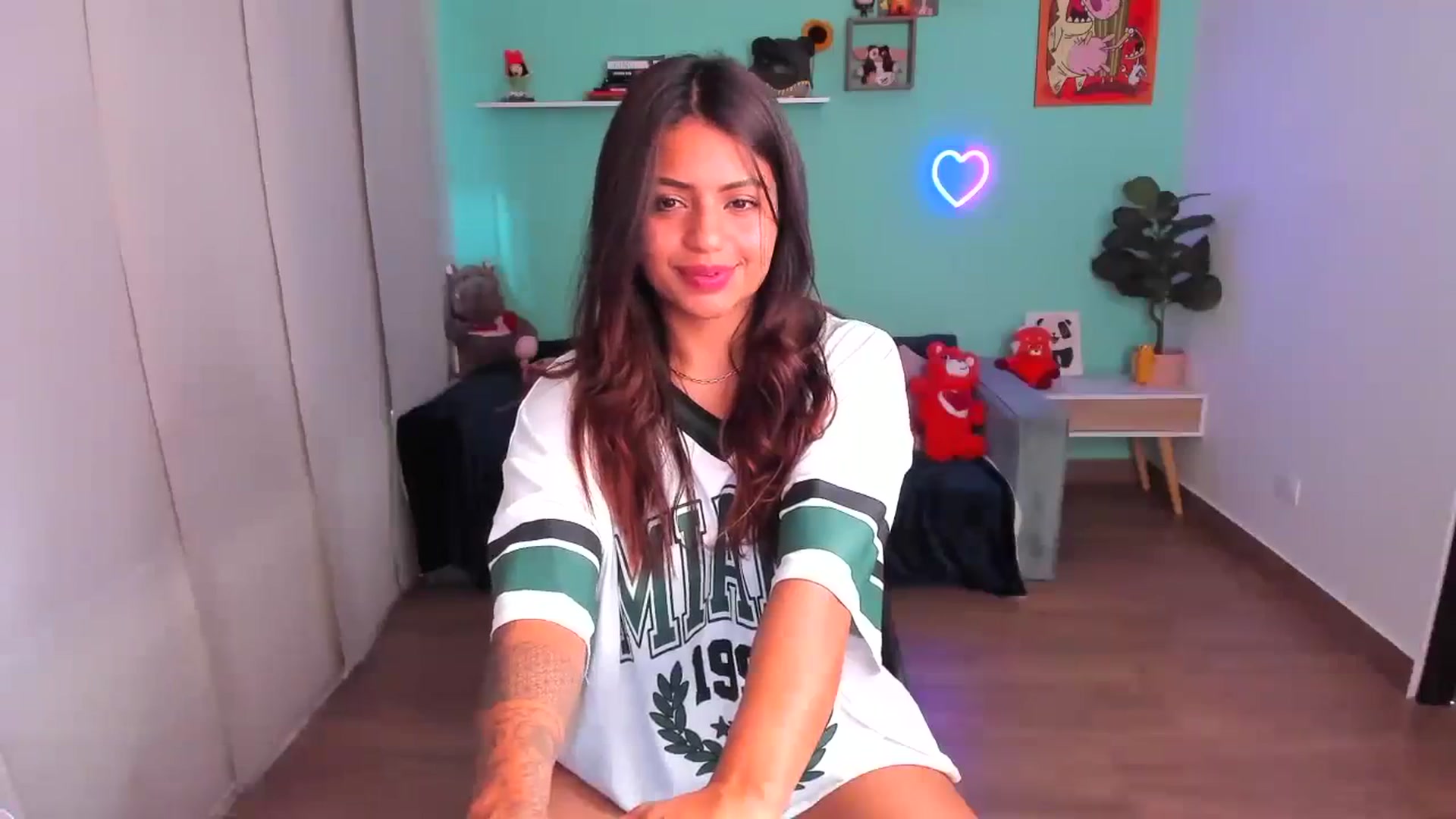 Gallery image thumbnail from SarishaLove's myfreecams stream on, 10/19/2023, 14:46 image 13 of 20