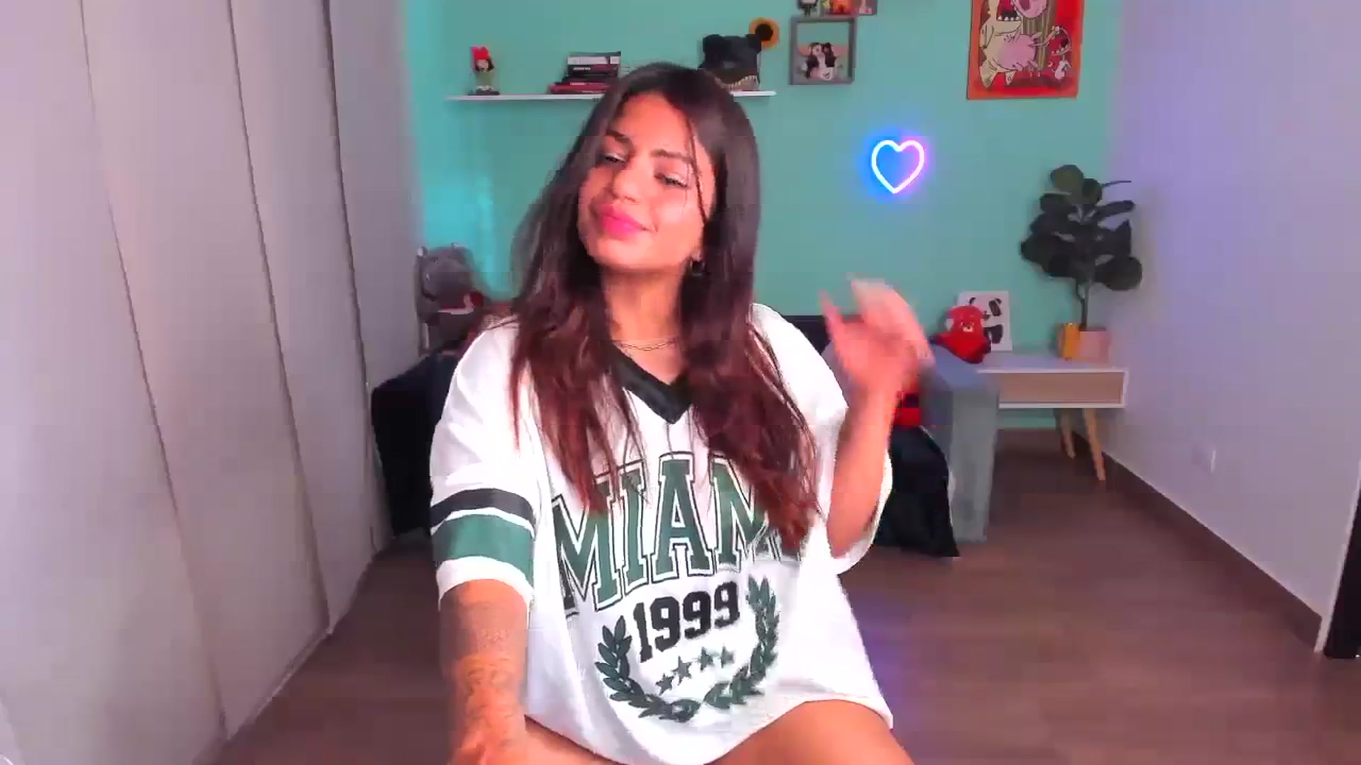 Gallery image thumbnail from SarishaLove's myfreecams stream on, 10/19/2023, 14:46 image 12 of 20
