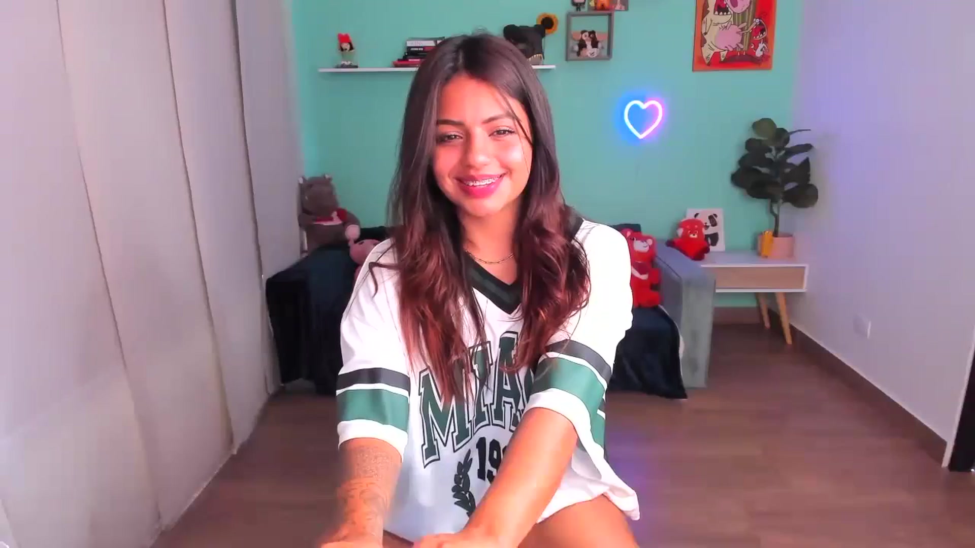 Gallery image thumbnail from SarishaLove's myfreecams stream on, 10/19/2023, 14:46 image 15 of 20