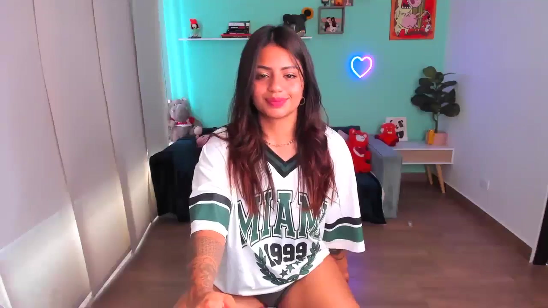 Gallery image thumbnail from SarishaLove's myfreecams stream on, 10/19/2023, 14:46 image 14 of 20