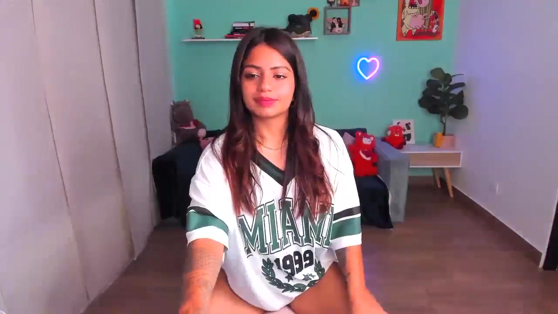 Gallery image thumbnail from SarishaLove's myfreecams stream on, 10/19/2023, 14:46 image 4 of 20