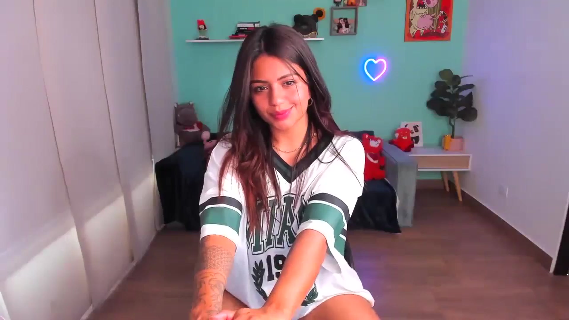 Gallery image thumbnail from SarishaLove's myfreecams stream on, 10/19/2023, 14:46 image 11 of 20