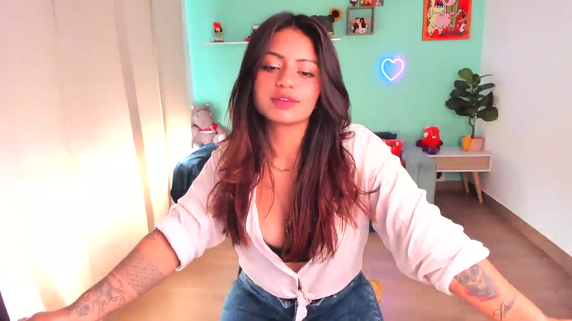 Gallery image thumbnail from SarishaLove's myfreecams stream on, 10/20/2023, 15:58 image 4 of 20