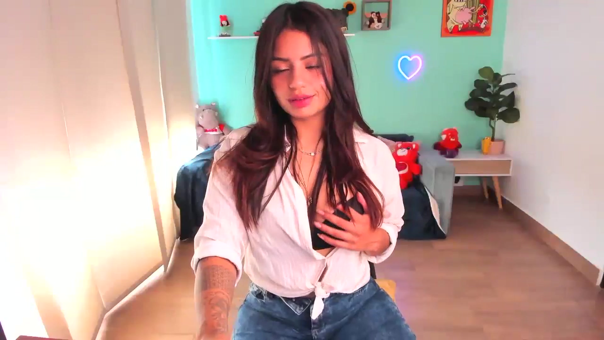 Gallery image thumbnail from SarishaLove's myfreecams stream on, 10/20/2023, 15:58 image 13 of 20