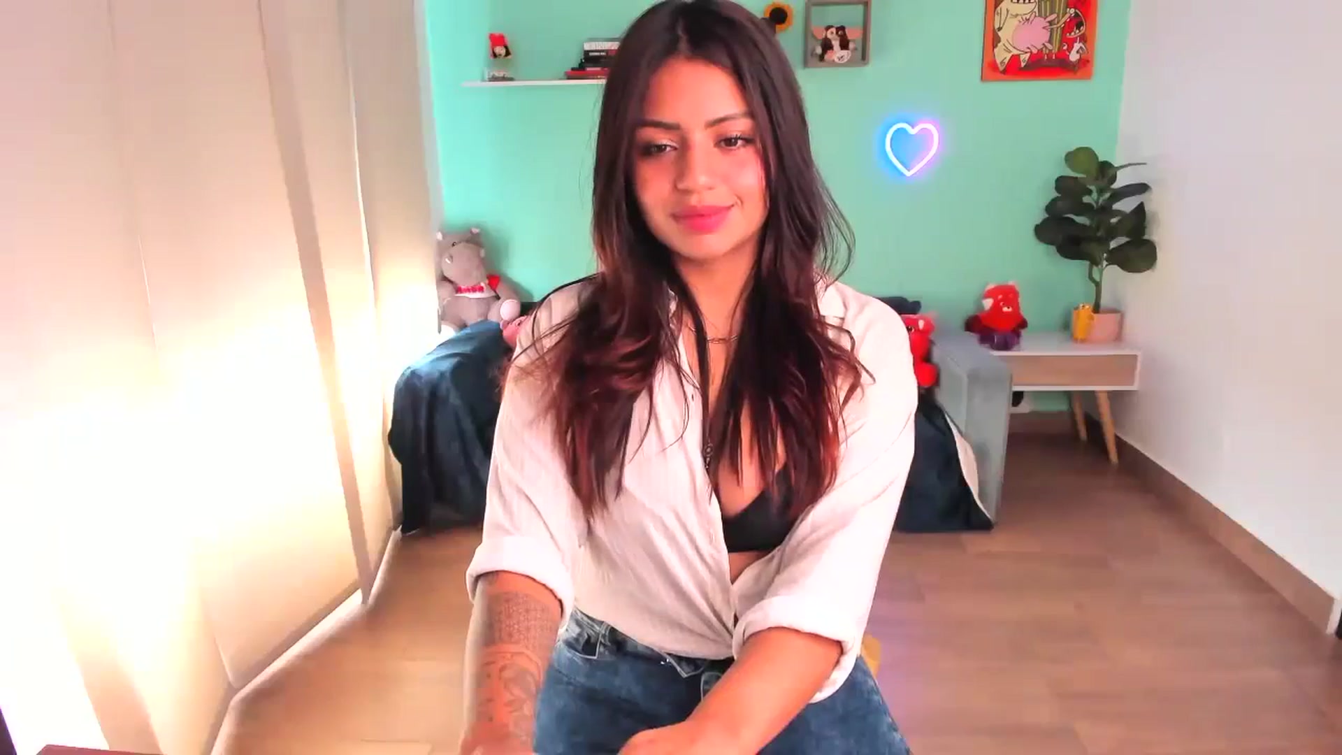Gallery image thumbnail from SarishaLove's myfreecams stream on, 10/20/2023, 15:58 image 17 of 20