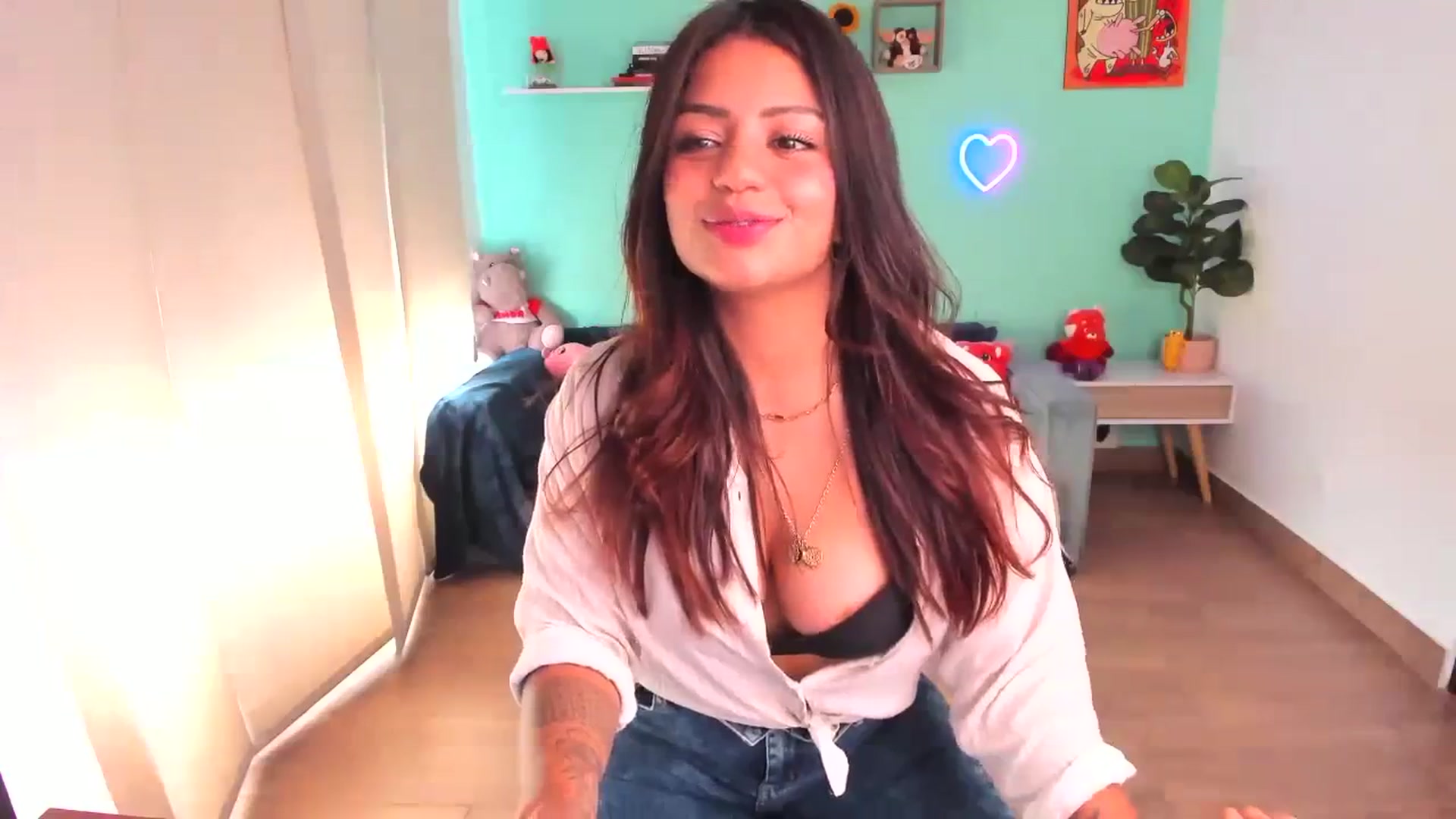 Gallery image thumbnail from SarishaLove's myfreecams stream on, 10/20/2023, 15:58 image 14 of 20