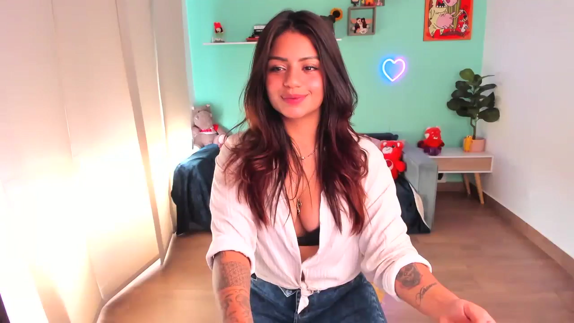 Gallery image thumbnail from SarishaLove's myfreecams stream on, 10/20/2023, 15:58 image 3 of 20