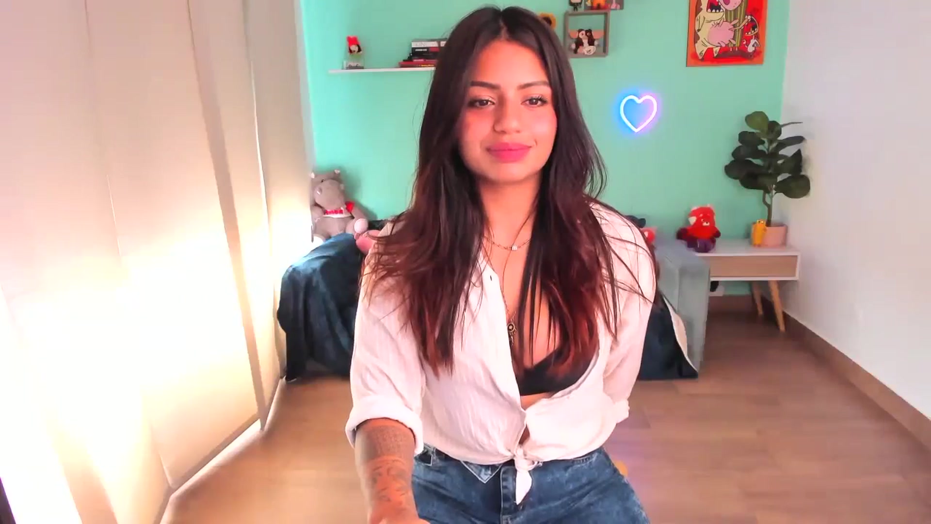 Gallery image thumbnail from SarishaLove's myfreecams stream on, 10/20/2023, 15:58 image 9 of 20