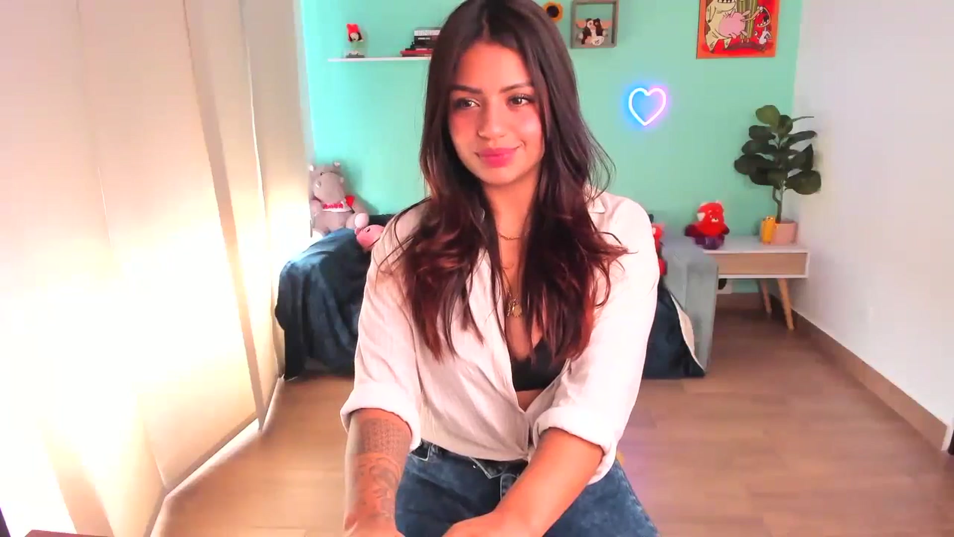 Gallery image thumbnail from SarishaLove's myfreecams stream on, 10/20/2023, 15:58 image 15 of 20