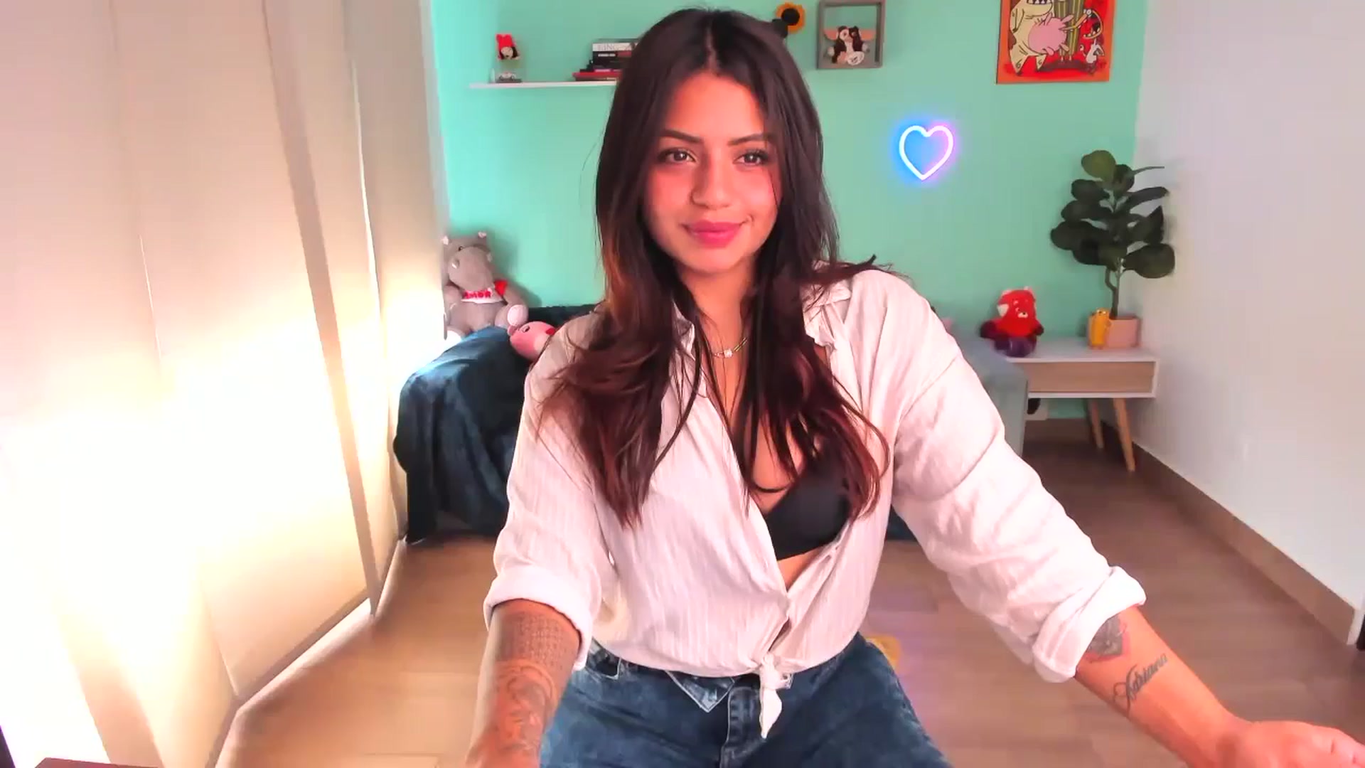 Gallery image thumbnail from SarishaLove's myfreecams stream on, 10/20/2023, 15:58 image 12 of 20