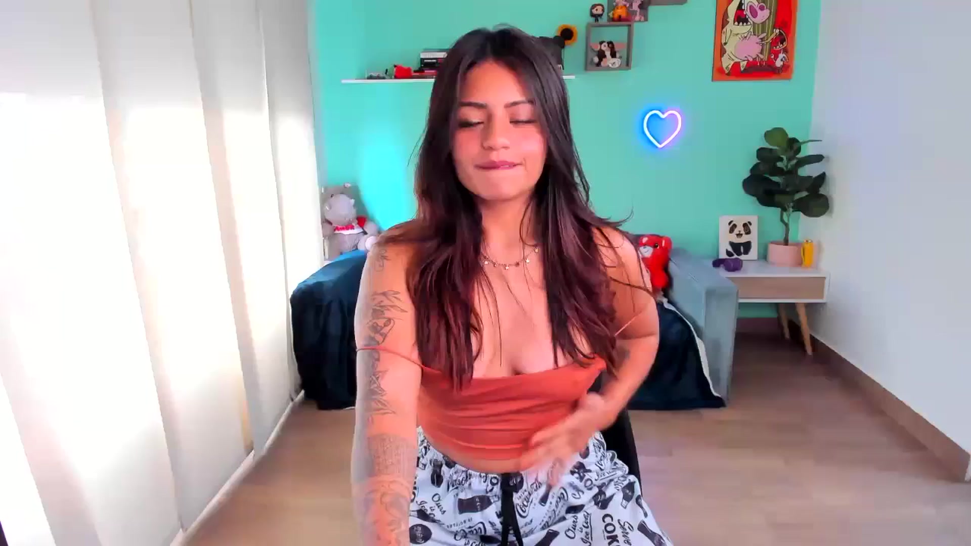 Gallery image thumbnail from SarishaLove's myfreecams stream on, 10/22/2023, 14:01 image 9 of 20