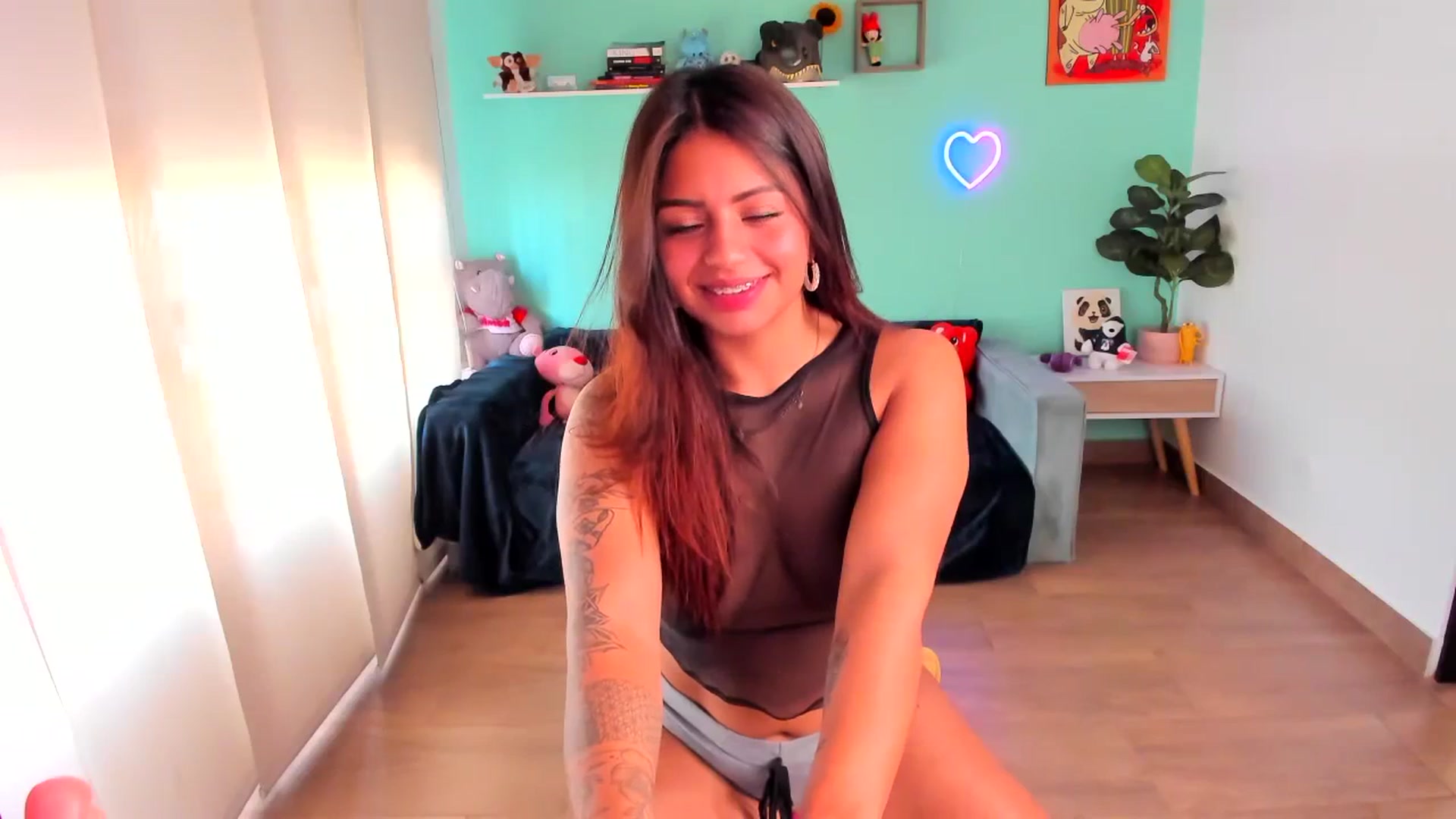 Gallery image thumbnail from SarishaLove's myfreecams stream on, 10/25/2023, 13:32 image 17 of 20