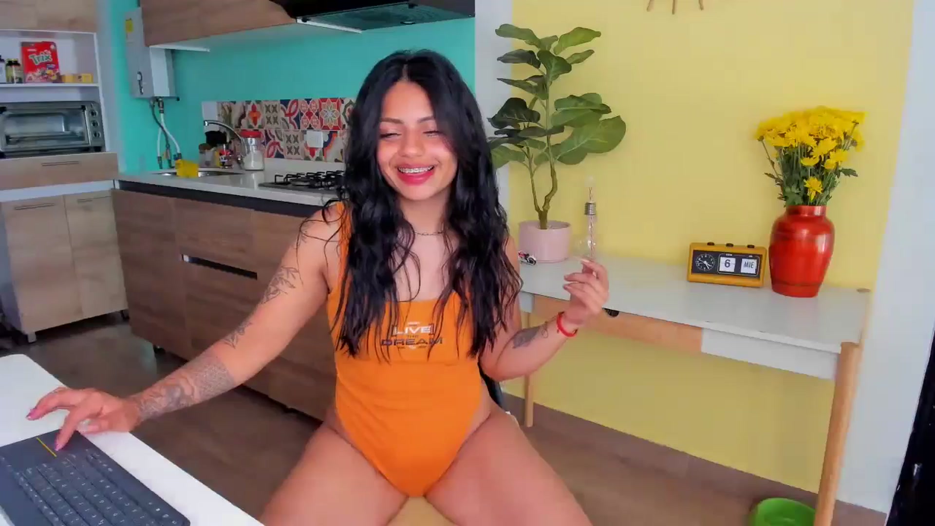 Gallery image thumbnail from SarishaLove's myfreecams stream on, 03/06/2024, 15:32 image 13 of 20