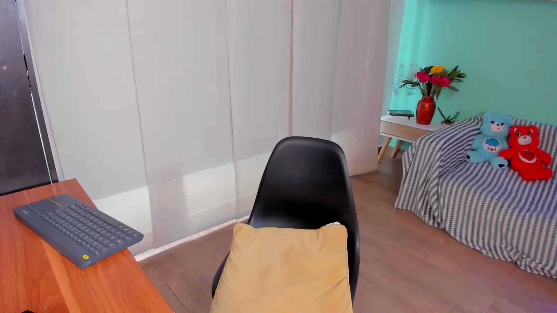 Gallery image thumbnail from SarishaLove's myfreecams stream on, 04/03/2024, 13:03 image 16 of 20