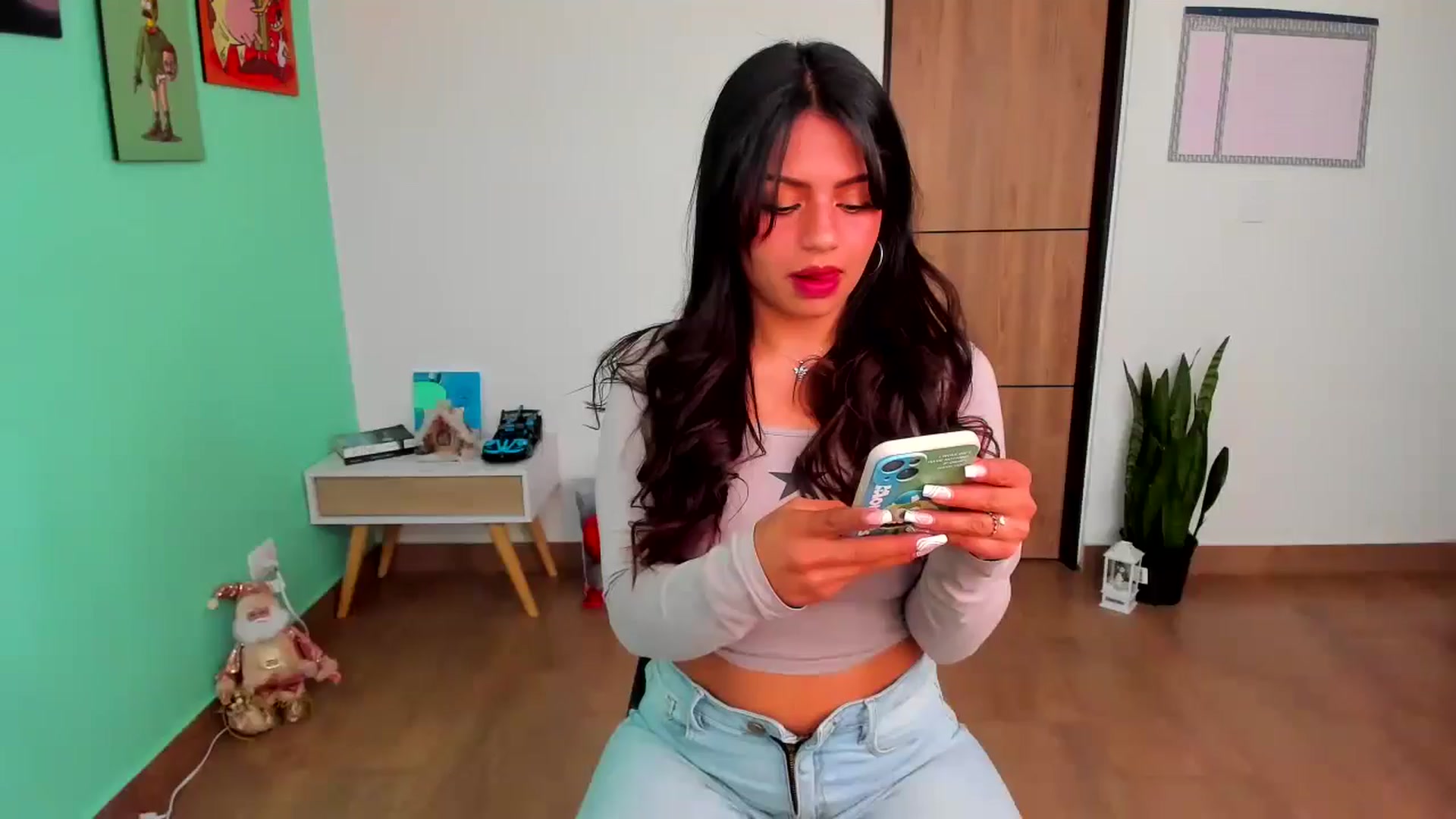 Gallery image thumbnail from SarishaLove's myfreecams stream on, 12/17/2024, 14:08 image 1 of 20