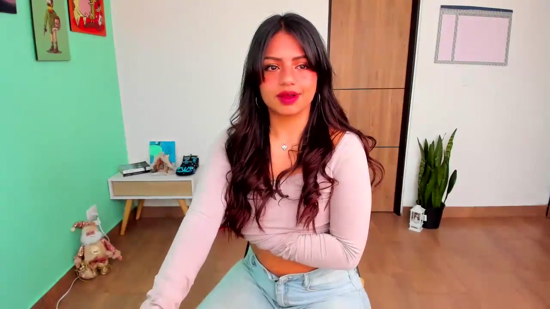 Gallery image thumbnail from SarishaLove's myfreecams stream on, 12/17/2024, 14:08 image 15 of 20