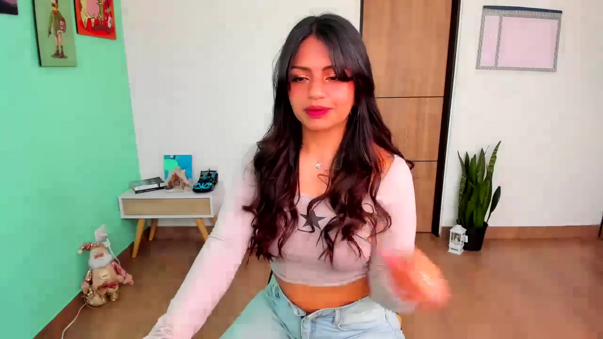 Gallery image thumbnail from SarishaLove's myfreecams stream on, 12/17/2024, 14:08 image 17 of 20