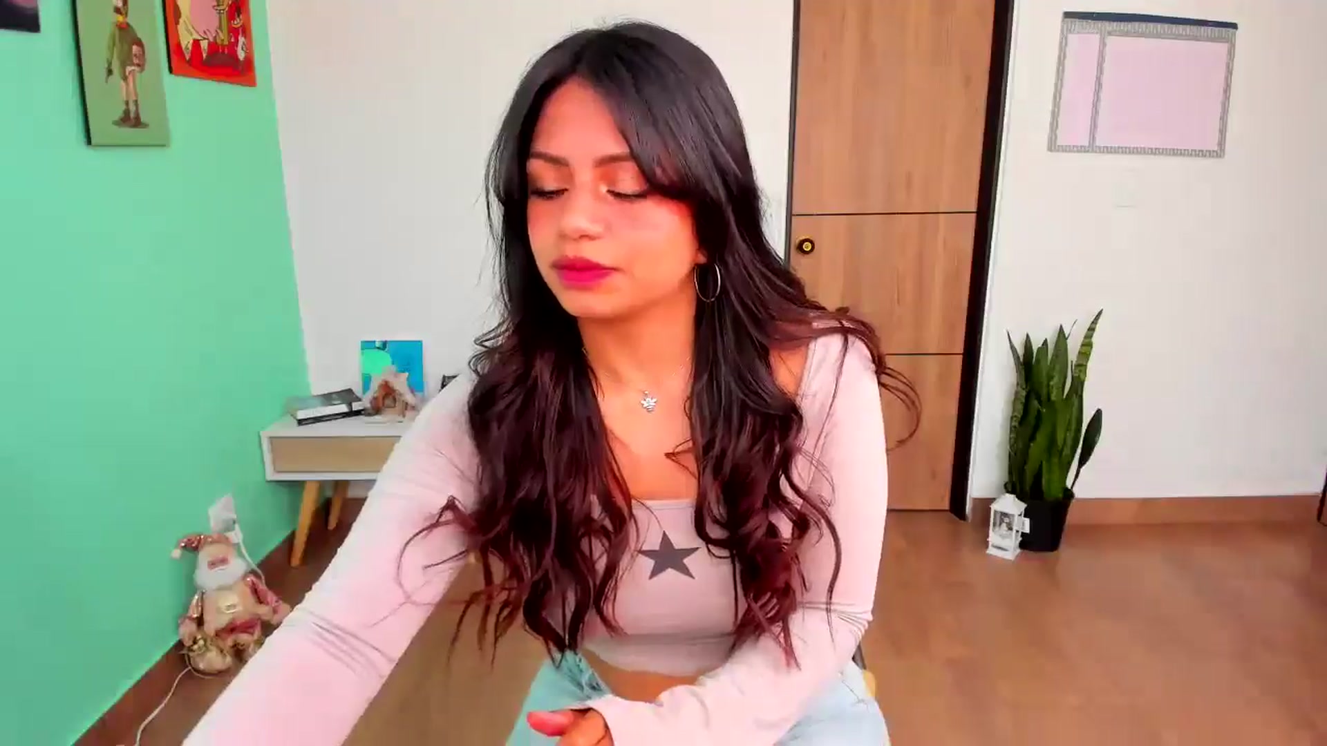 Gallery image thumbnail from SarishaLove's myfreecams stream on, 12/17/2024, 14:08 image 13 of 20
