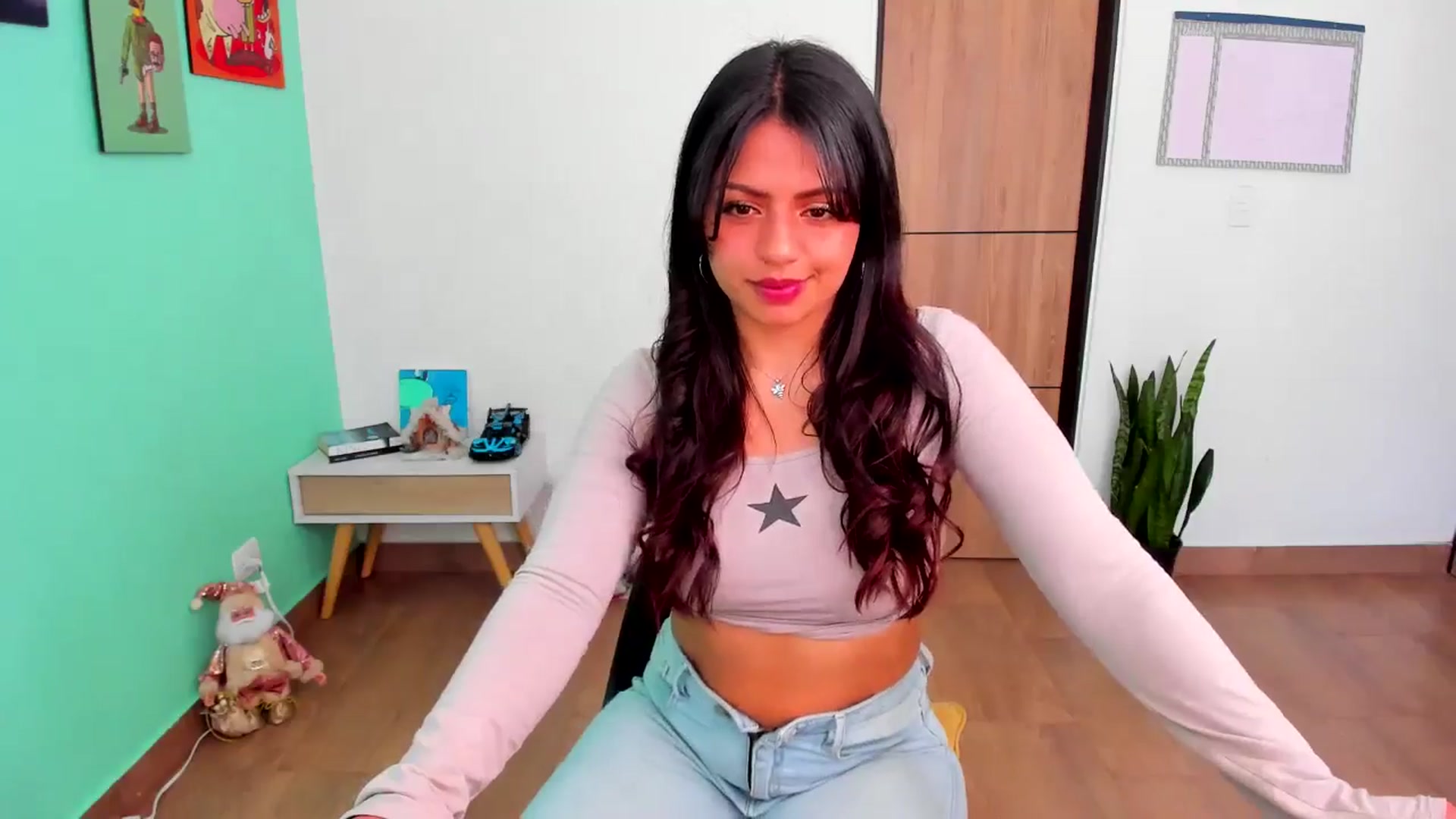 Gallery image thumbnail from SarishaLove's myfreecams stream on, 12/17/2024, 15:48 image 7 of 20