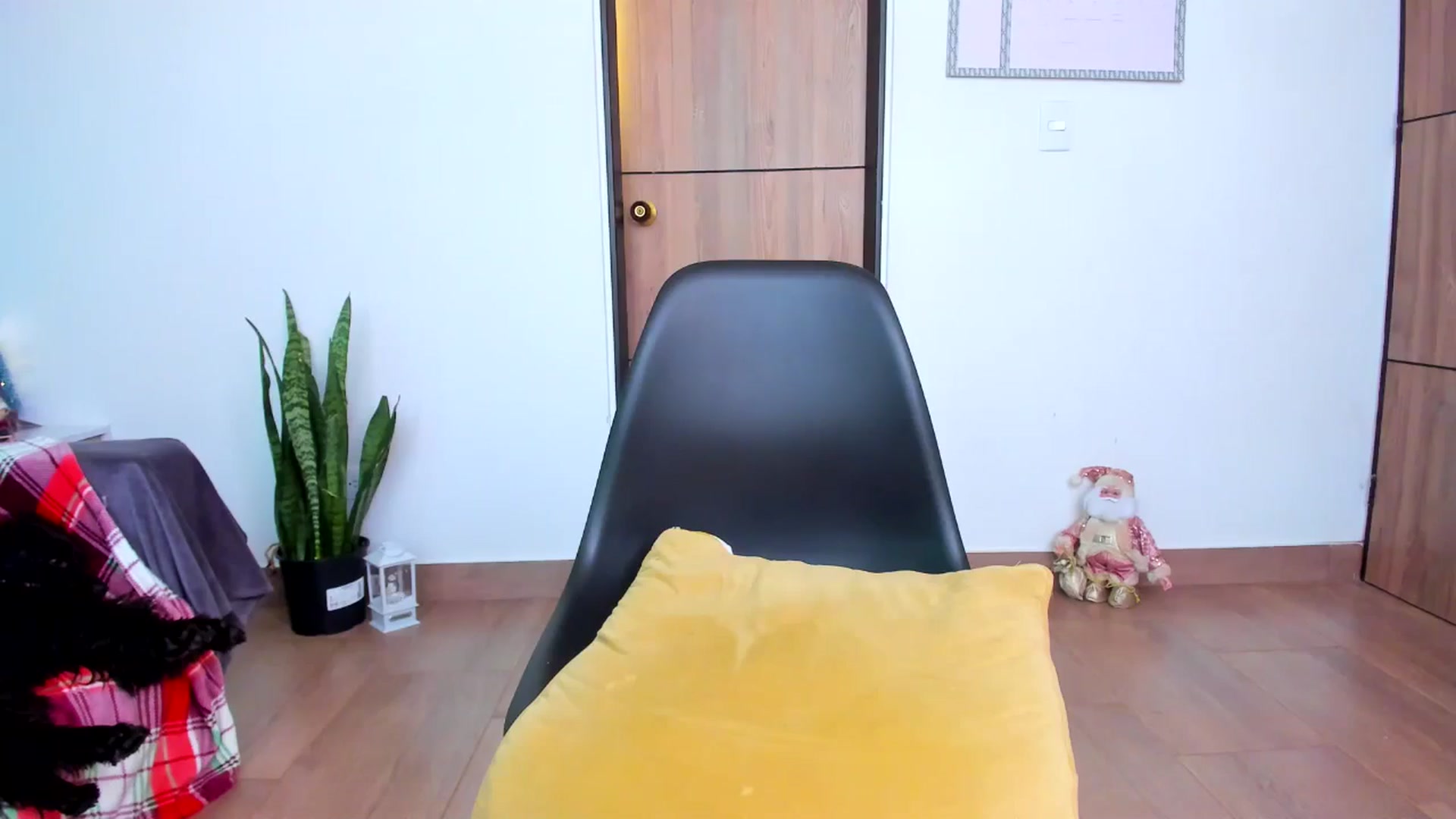Gallery image thumbnail from SarishaLove's myfreecams stream on, 12/18/2024, 13:24 image 17 of 20