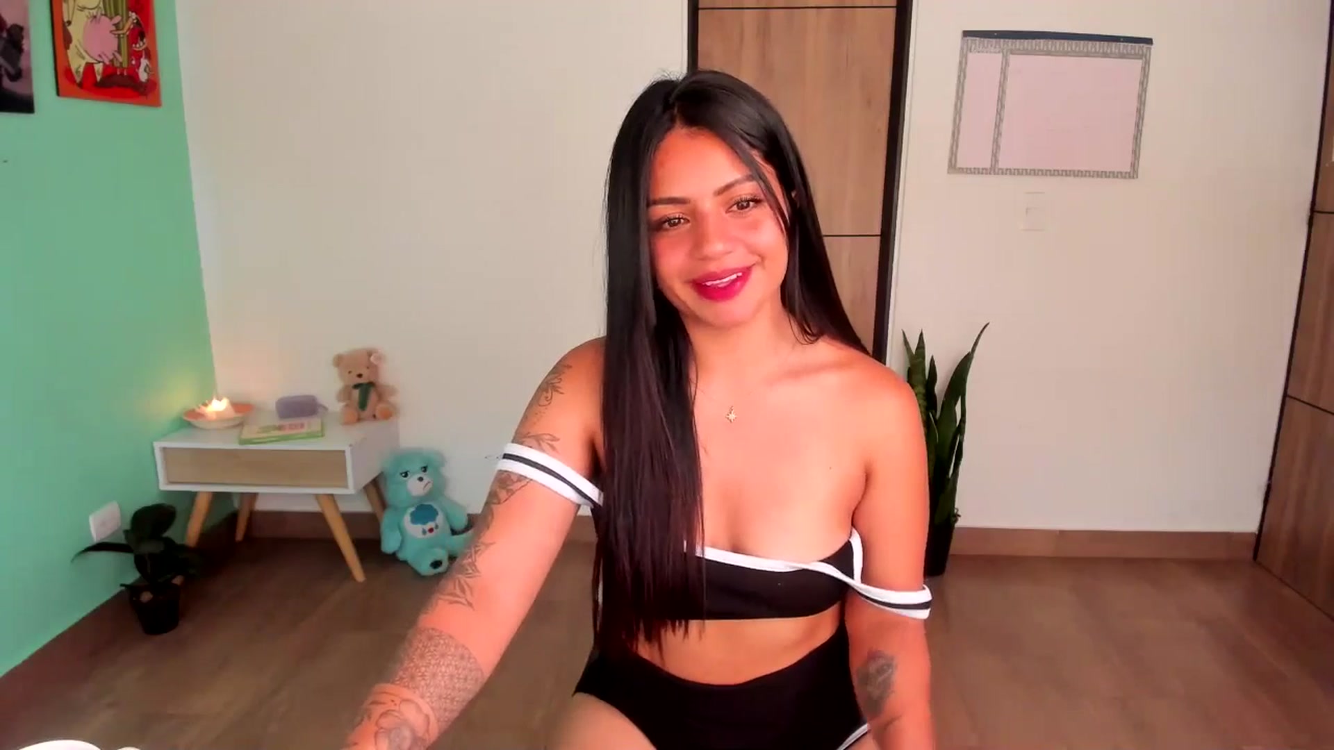 Gallery image thumbnail from SarishaLove's myfreecams stream on, 03/02/2025, 13:39 image 3 of 20