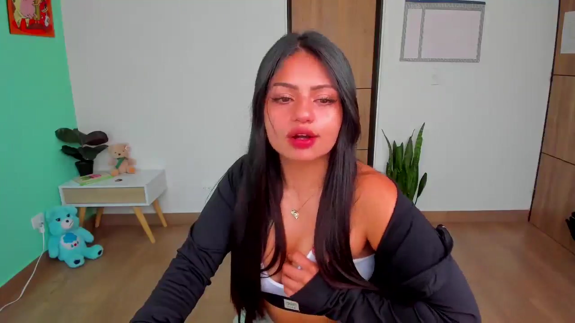 Gallery image thumbnail from SarishaLove's myfreecams stream on, 03/17/2025, 13:14 image 7 of 20