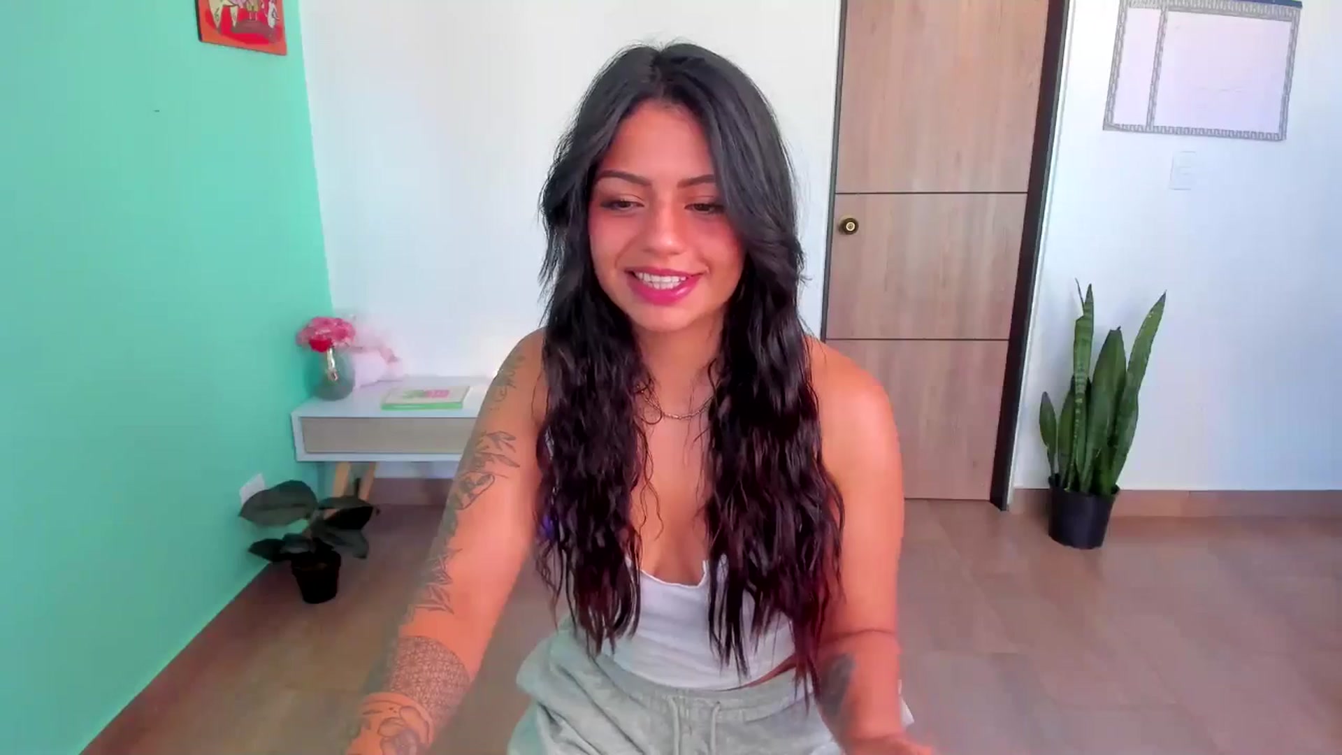 Gallery image thumbnail from SarishaLove's myfreecams stream on, 04/03/2025, 13:02 image 12 of 20