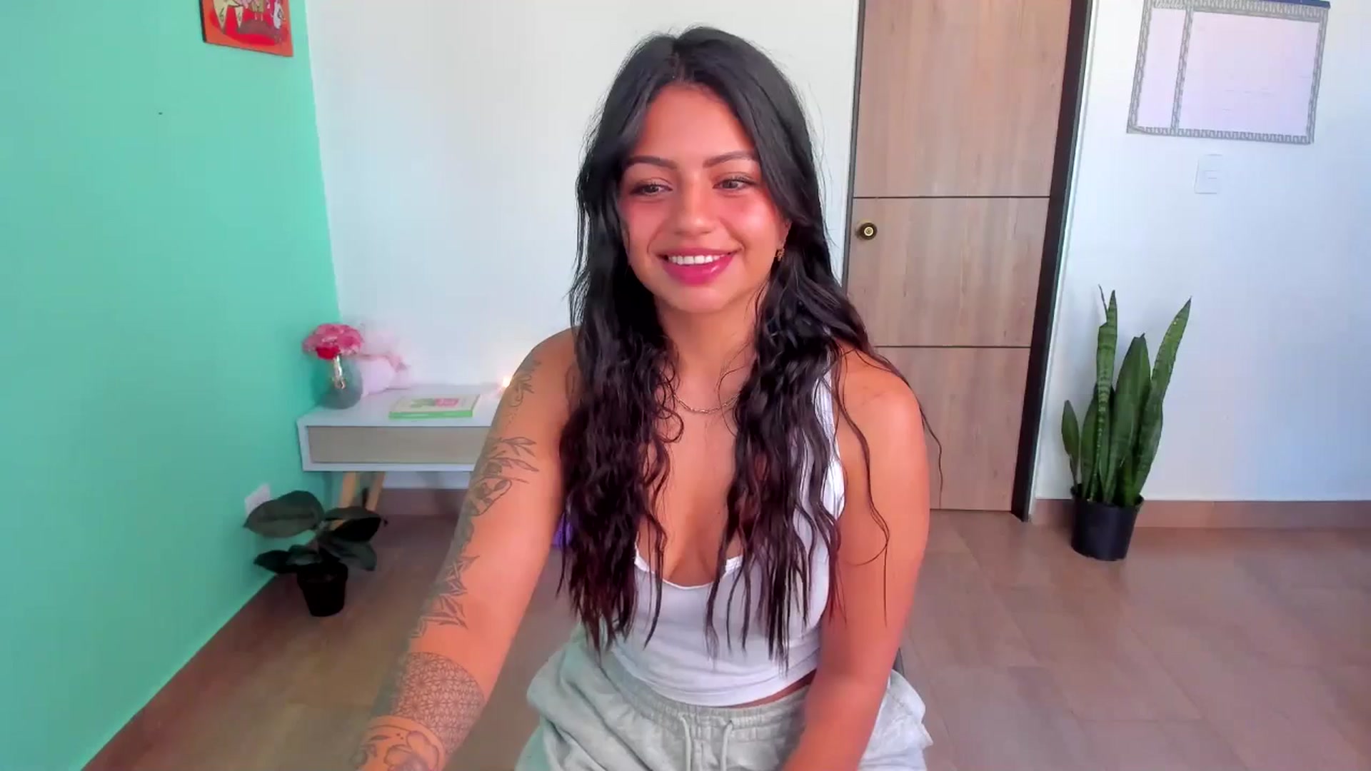 Gallery image thumbnail from SarishaLove's myfreecams stream on, 04/03/2025, 13:02 image 11 of 20