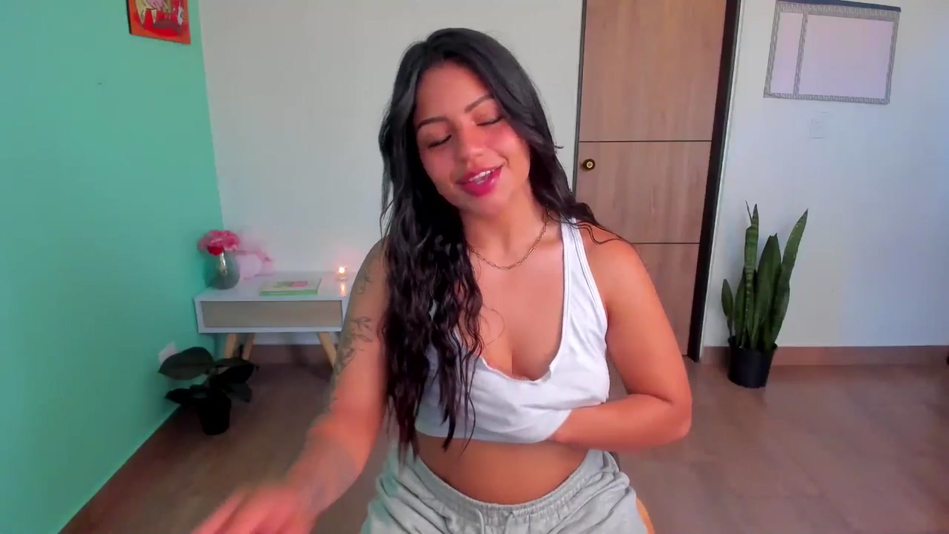 Gallery image thumbnail from SarishaLove's myfreecams stream on, 04/03/2025, 13:02 image 2 of 20