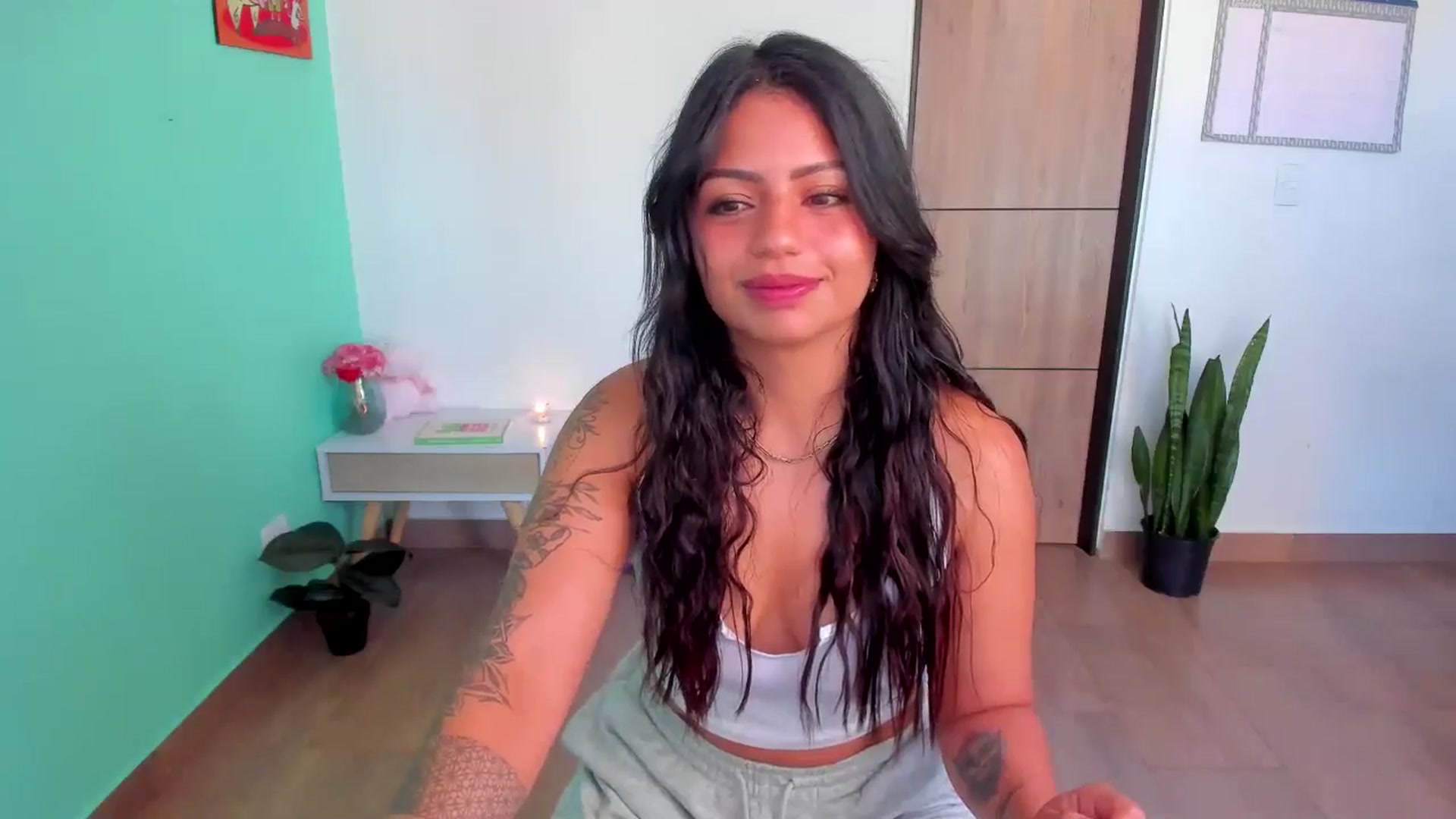 Gallery image thumbnail from SarishaLove's myfreecams stream on, 04/03/2025, 13:02 image 10 of 20