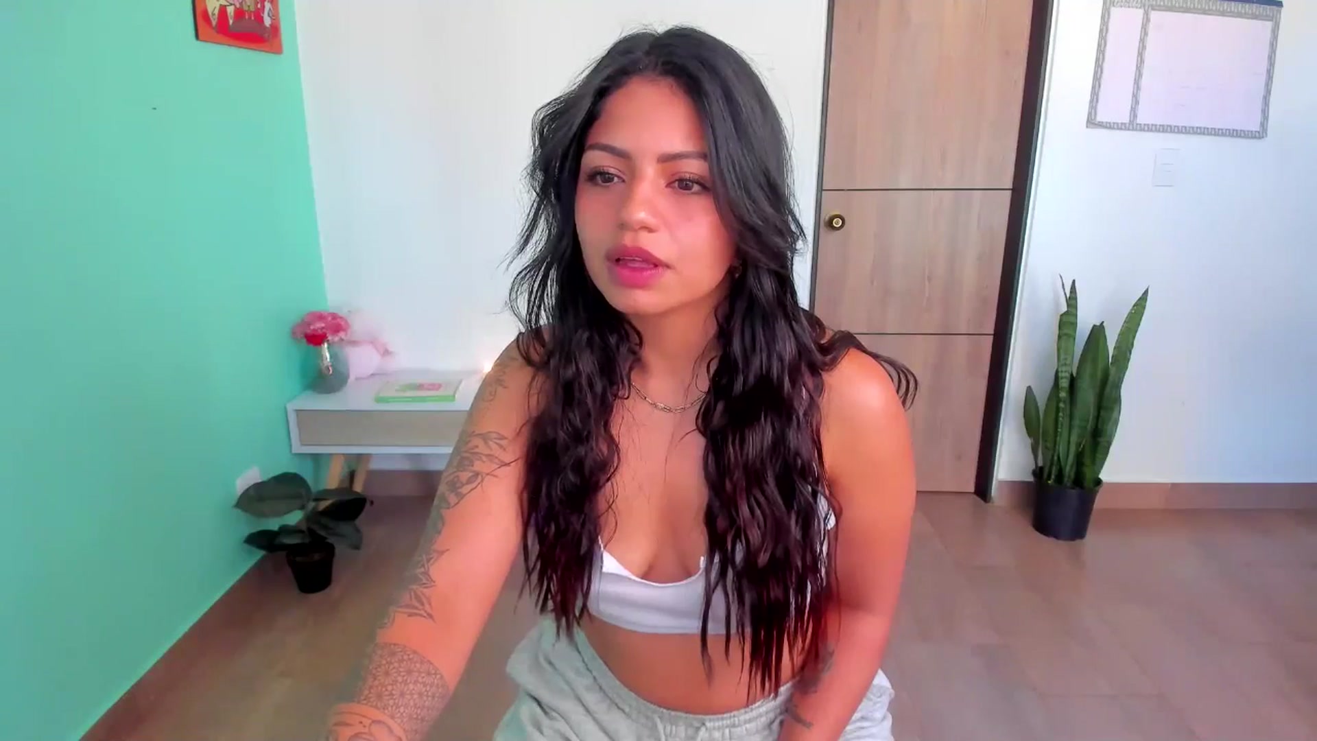 Gallery image thumbnail from SarishaLove's myfreecams stream on, 04/03/2025, 13:02 image 9 of 20