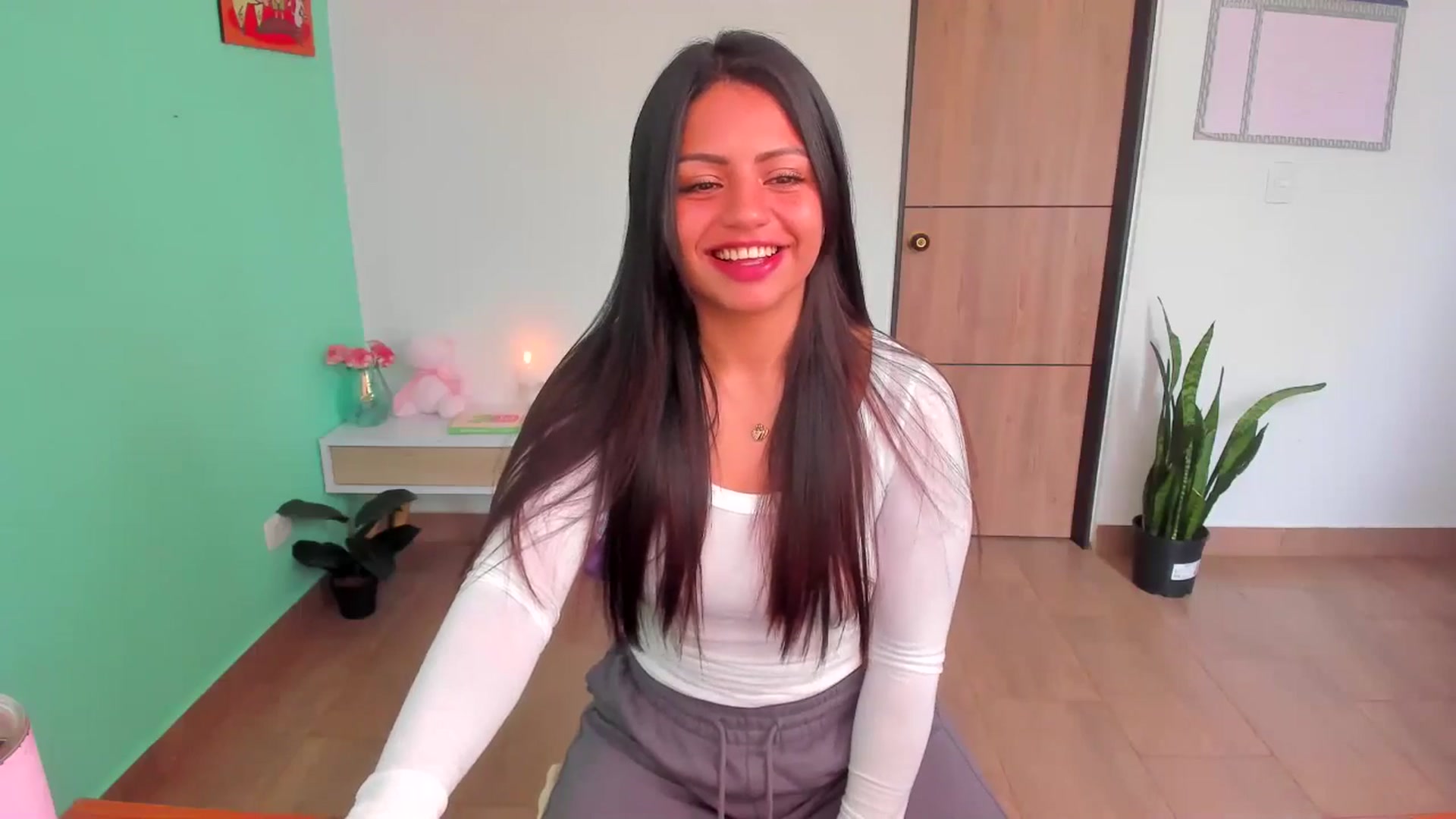 Gallery image thumbnail from SarishaLove's myfreecams stream on, 04/06/2025, 13:10 image 6 of 20