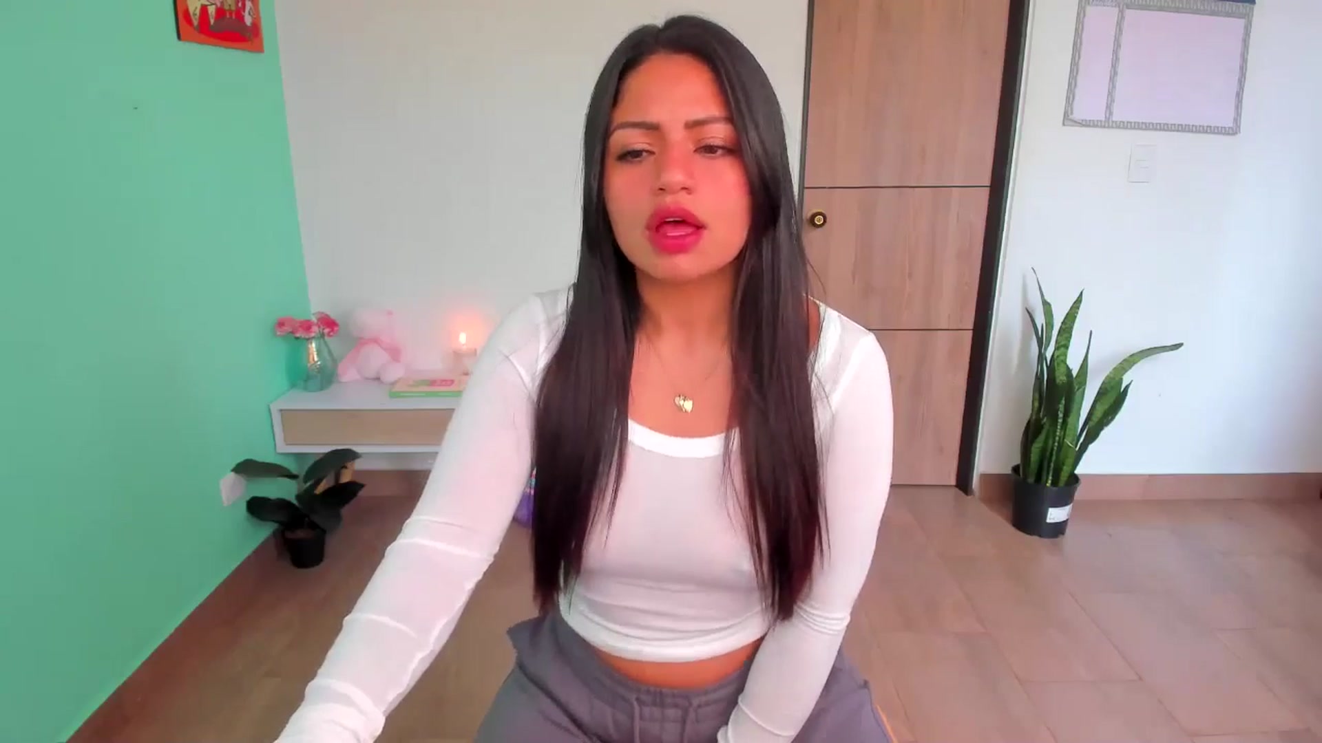 Gallery image thumbnail from SarishaLove's myfreecams stream on, 04/06/2025, 14:07 image 10 of 20