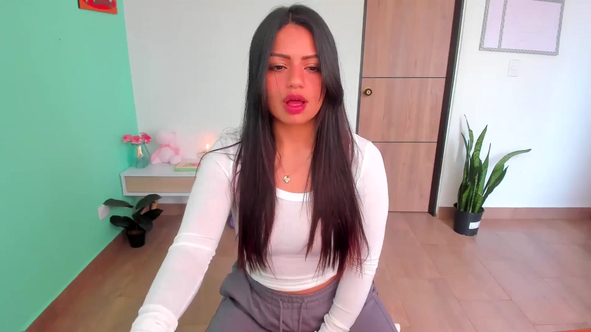 Gallery image thumbnail from SarishaLove's myfreecams stream on, 04/06/2025, 14:29 image 10 of 20