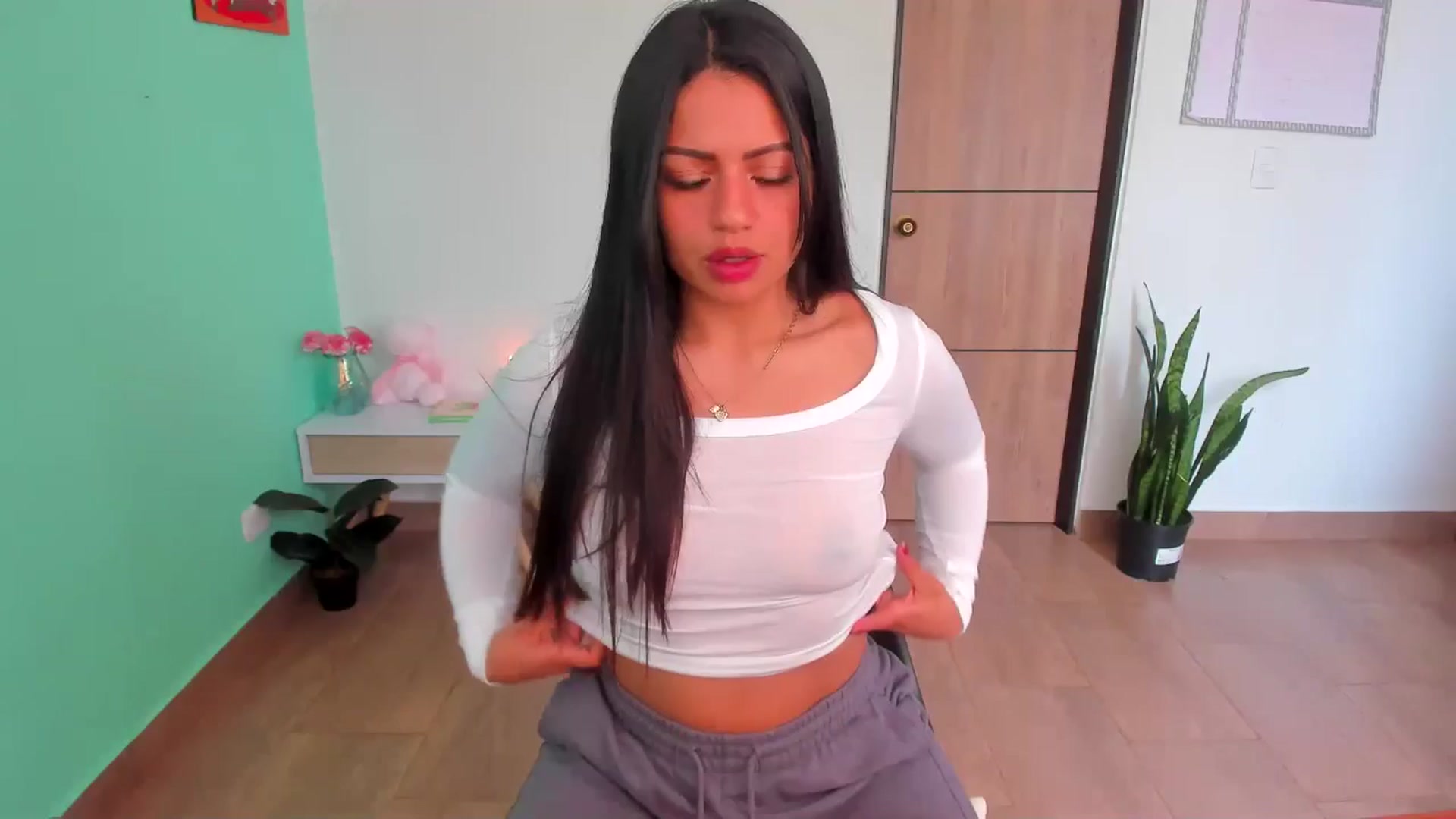 Gallery image thumbnail from SarishaLove's myfreecams stream on, 04/06/2025, 14:29 image 14 of 20