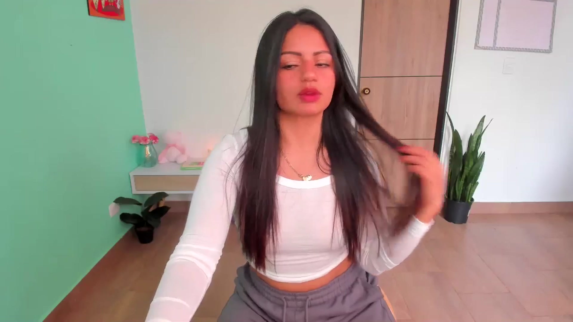 Gallery image thumbnail from SarishaLove's myfreecams stream on, 04/06/2025, 15:53 image 19 of 20