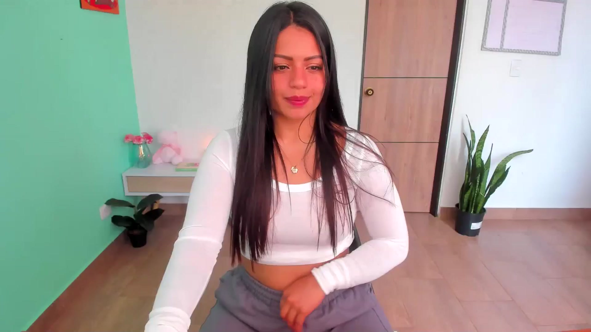 Gallery image thumbnail from SarishaLove's myfreecams stream on, 04/06/2025, 15:53 image 1 of 20
