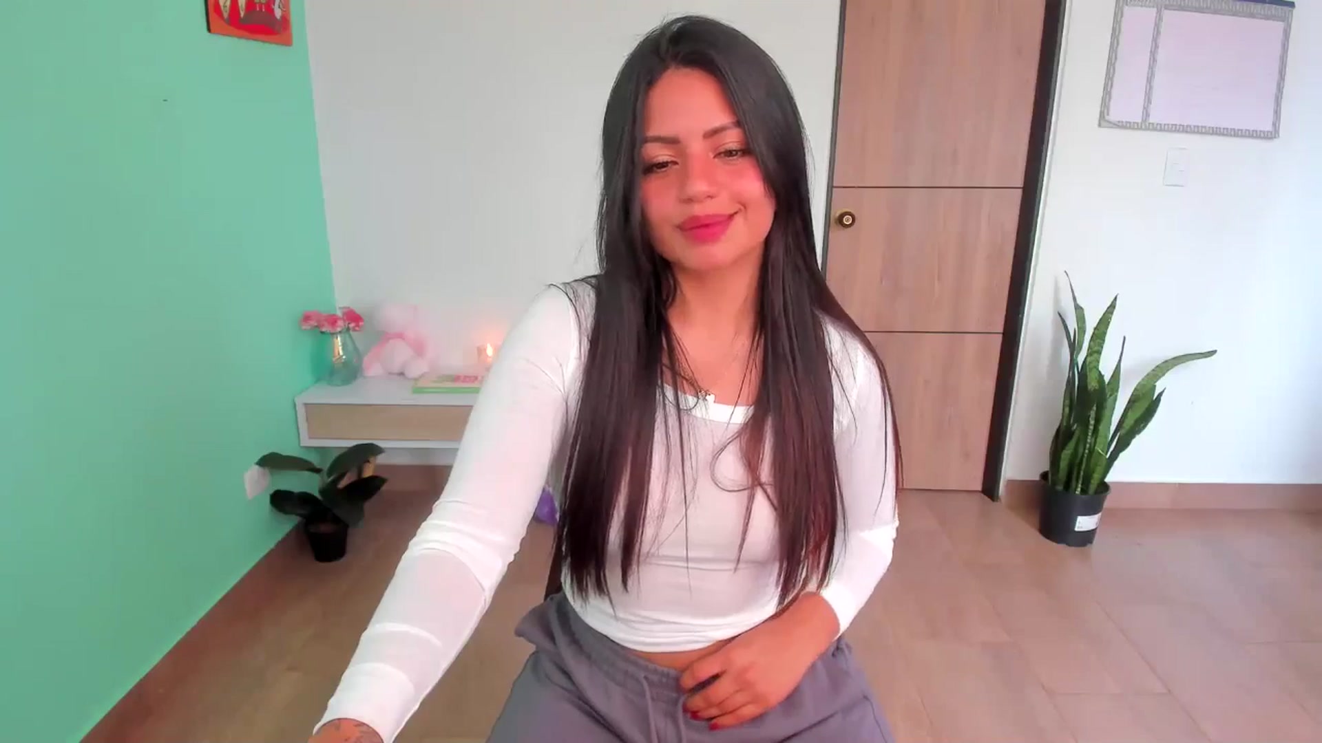 Gallery image thumbnail from SarishaLove's myfreecams stream on, 04/06/2025, 15:53 image 15 of 20