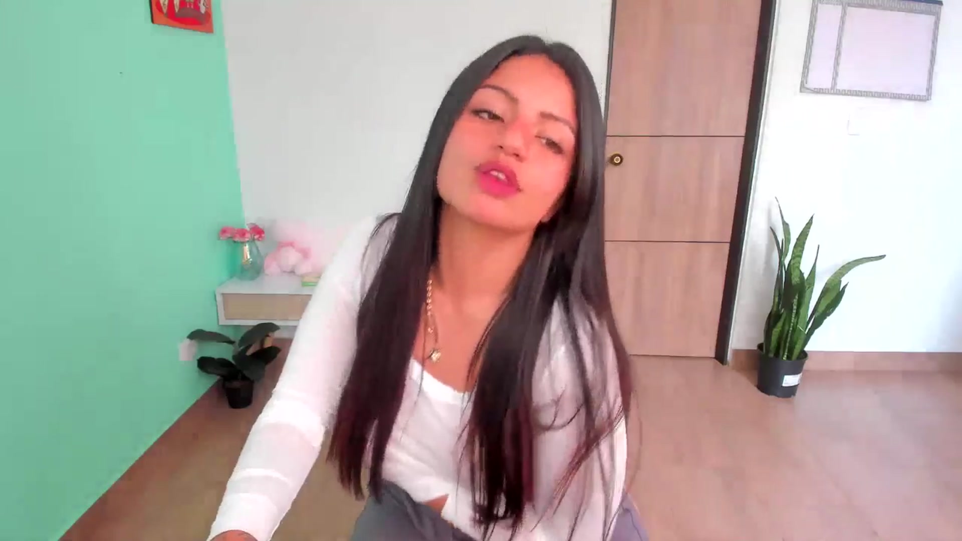 Gallery image thumbnail from SarishaLove's myfreecams stream on, 04/06/2025, 15:53 image 14 of 20