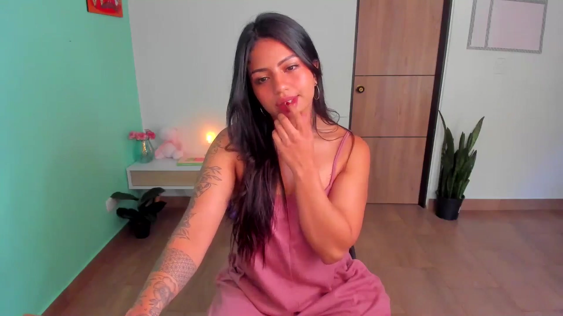 Gallery image thumbnail from SarishaLove's myfreecams stream on, 04/07/2025, 11:48 image 18 of 20