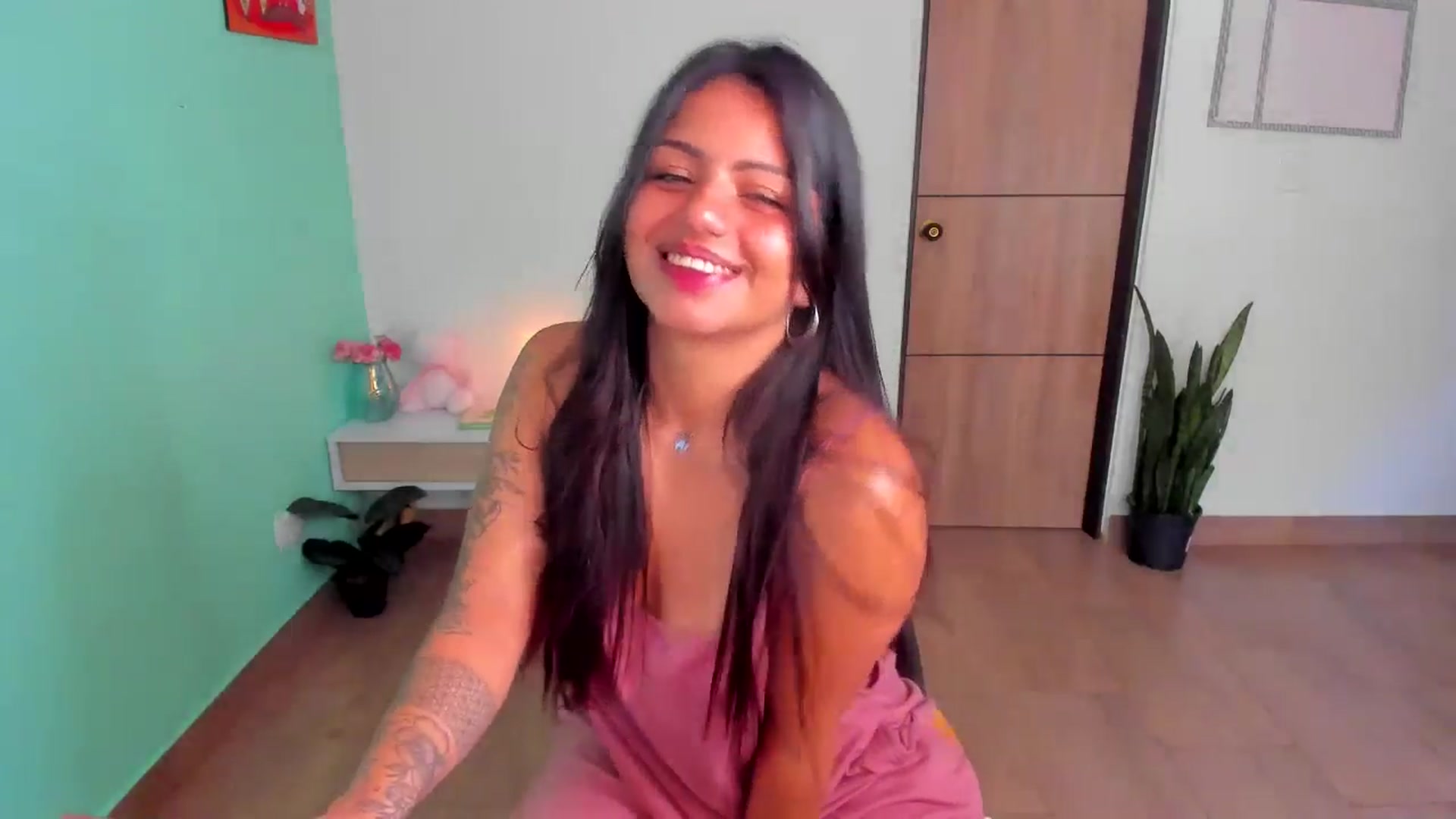 Gallery image thumbnail from SarishaLove's myfreecams stream on, 04/07/2025, 11:48 image 19 of 20