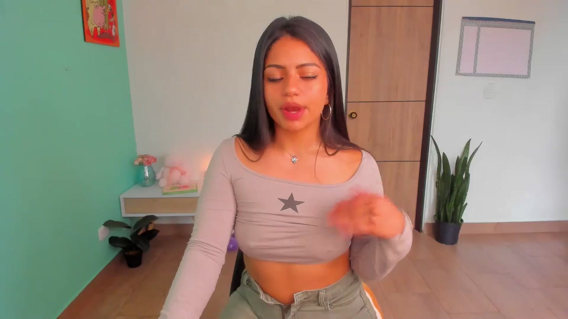Gallery image thumbnail from SarishaLove's myfreecams stream on, 04/09/2025, 13:37 image 8 of 20