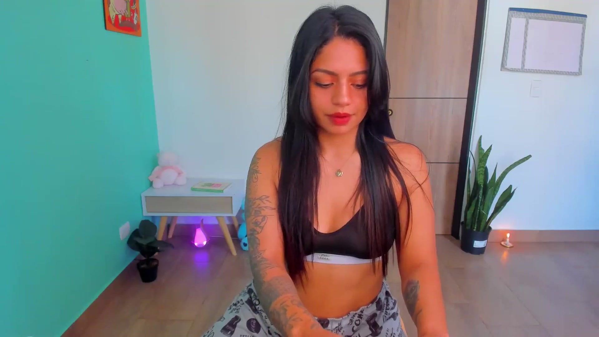 Gallery image thumbnail from SarishaLove's myfreecams stream on, 04/16/2025, 13:39 image 11 of 20
