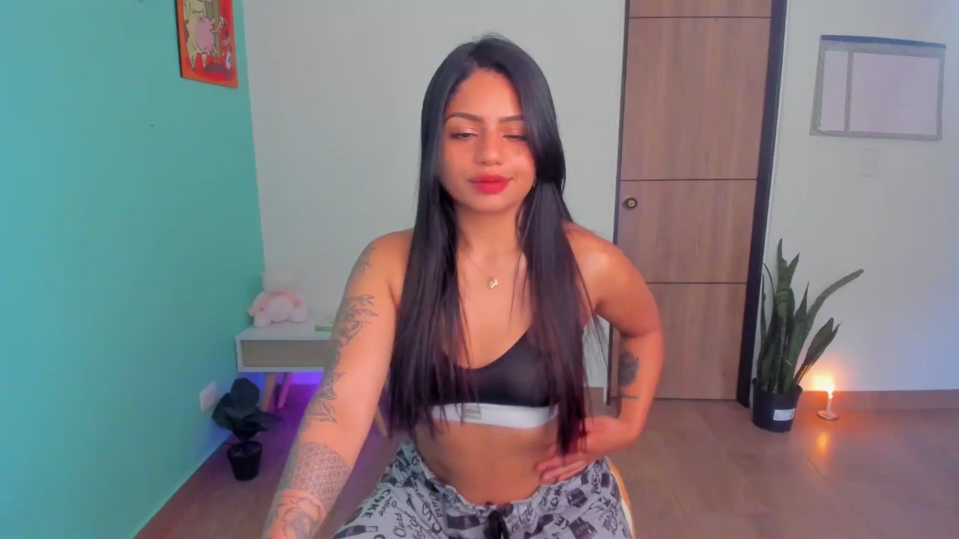 Gallery image thumbnail from SarishaLove's myfreecams stream on, 04/16/2025, 13:39 image 1 of 20