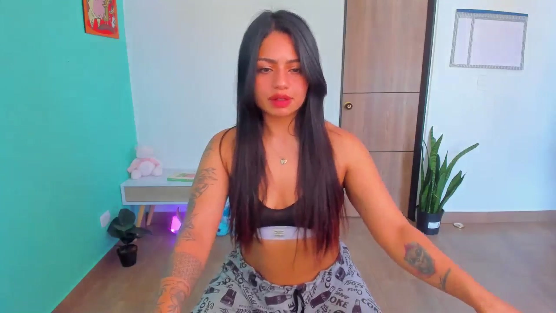 Gallery image thumbnail from SarishaLove's myfreecams stream on, 04/16/2025, 15:30 image 6 of 20