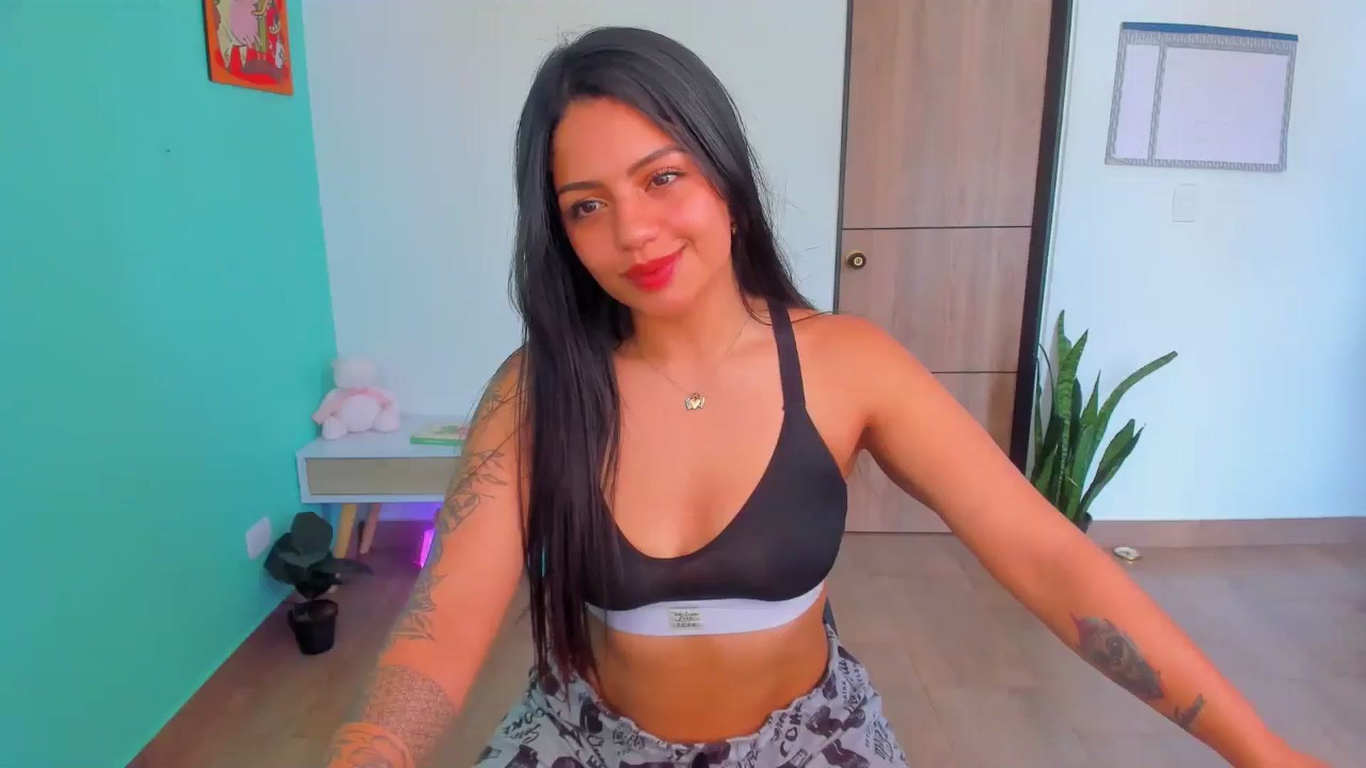 Gallery image thumbnail from SarishaLove's myfreecams stream on, 04/16/2025, 15:30 image 12 of 20