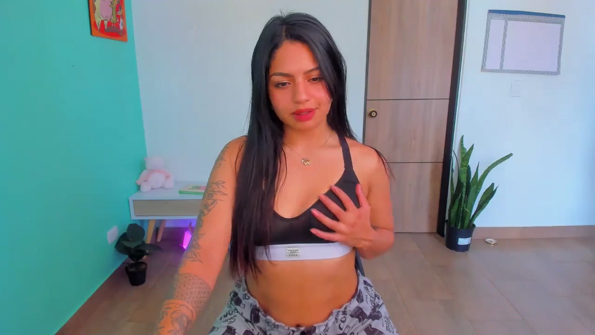 Gallery image thumbnail from SarishaLove's myfreecams stream on, 04/16/2025, 15:30 image 10 of 20