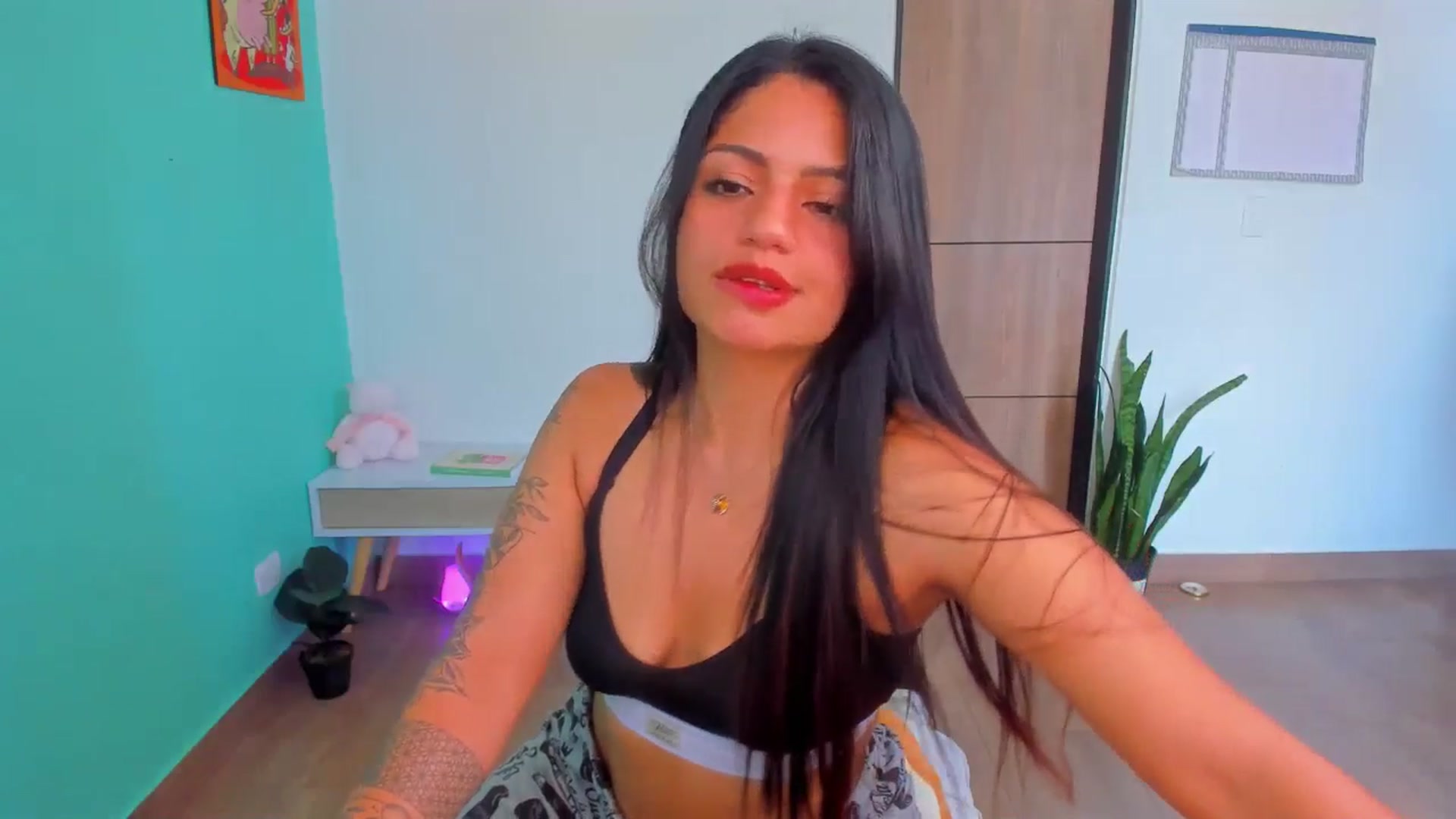 Gallery image thumbnail from SarishaLove's myfreecams stream on, 04/16/2025, 15:30 image 15 of 20